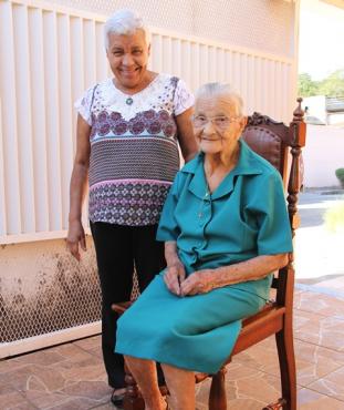 Maria e sua filha Lourdes preparam a comemoração dos 105 anos