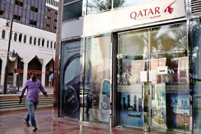Agência da Qatar Airways fechada em Riad, capital da Arábia Saudita, após a crise diplomática
