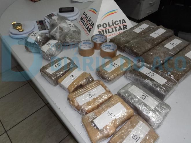 Os policiais apreenderam toda a droga, maconha dividida em tabletes de diversos tamanhos, além de balanças de precisão