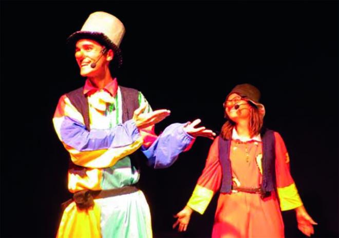 No palco, os personagens João e Lívia conduzem a trama