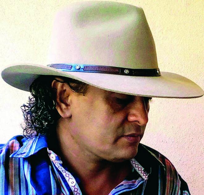 O artista de nome famoso toca música sertaneja