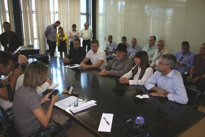 Antes do anúncio do anúncio, o prefeito se reuniu com a imprensa para detalhar sobre o mutirão e outros assuntos