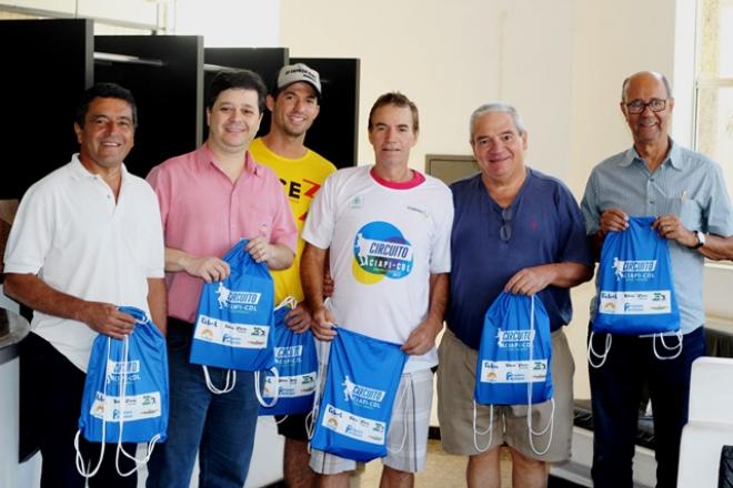 Os kits começaram a ser distribuídos aos participantes na manhã de sexta-feira (9)