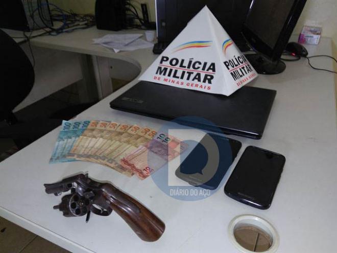 Entre os objetos apreendidos estava um revólver de calibre 32 com a numeração raspada