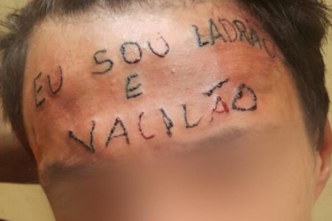 ovem acusado de roubo é tatuado na testa (Twitter/Reprodução)