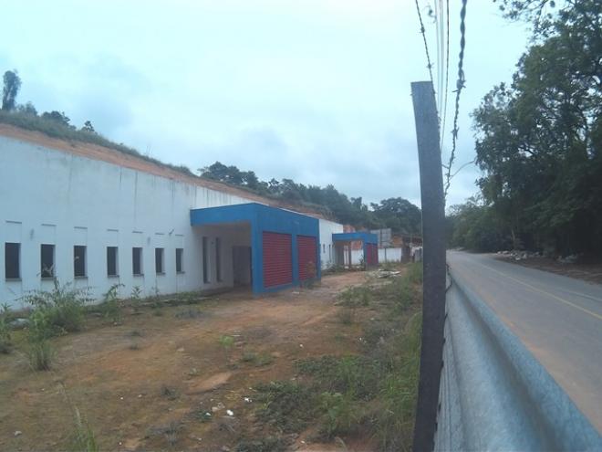 Localizada na avenida Monsenhor Rafael, bairro Primavera, a obra está tomada pelo mato e cercada por um tapume