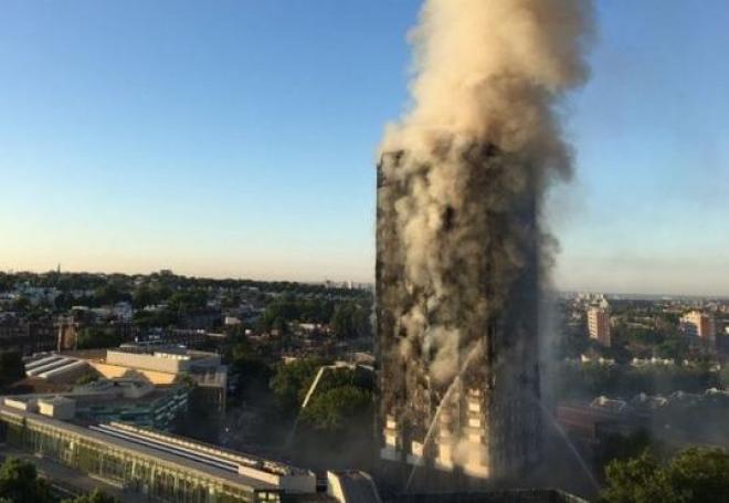 O edifício Grenfell Tower com 120 apartamentos pegou fogo nesta semana