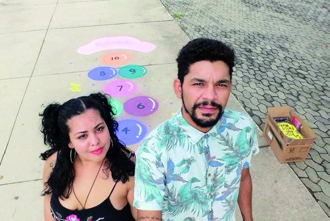 Lumma Siqueira e Douglas Evangelista e a amarelinha criada na Praça das Mães, no Bairro Cidade Nobre, em Ipatinga