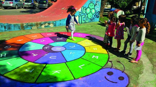 Caracol criado em parceria com o Espaço Cultural Casa Laboratório na Praça Coliseu, no Bairro Timirim, em Timóteo
