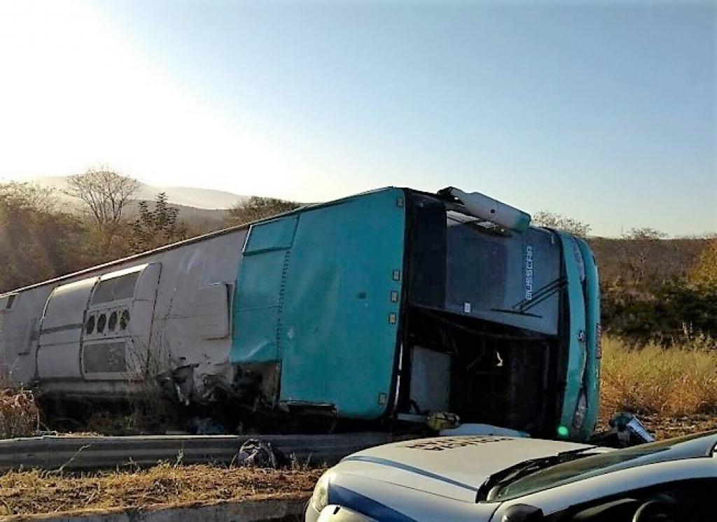 Acidente envolvendo ônibus e carreta deixa seis feridos na BR-251 em Minas