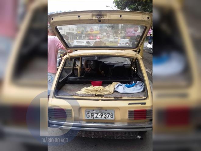 A Brasília, utilizada na tentativa de fuga, foi apreendida e removida ao pátio do Detran