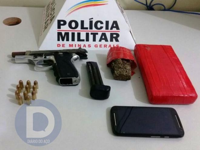 Uma pistola modificada para usar outro calibre e barras de maconha apreendidas pela PM