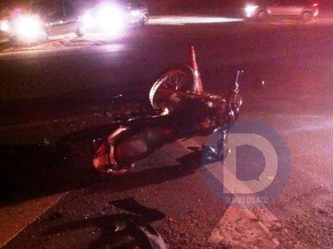 A moto seguia no mesmo sentido do carro, na BR-458, em Ipaba