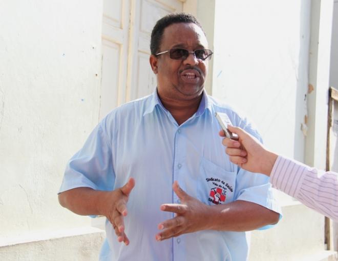 Aguiar dos Santos distribuiu folhetos em frente ao hospital para alertar as pessoas sobre os problemas na saúde  