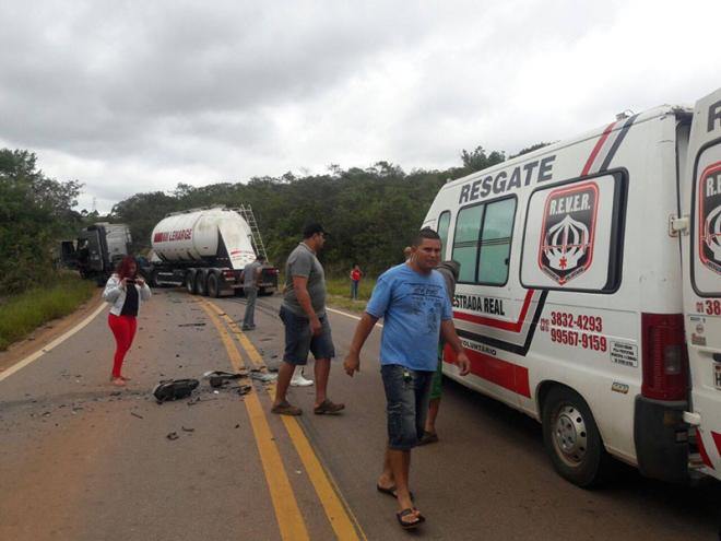 Carro de passeio colidiu violentamente de frente com uma carreta que seguia em sentido contrário