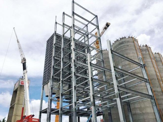 Tubos fornecidos pela SU revestem os silos do moinho em construção