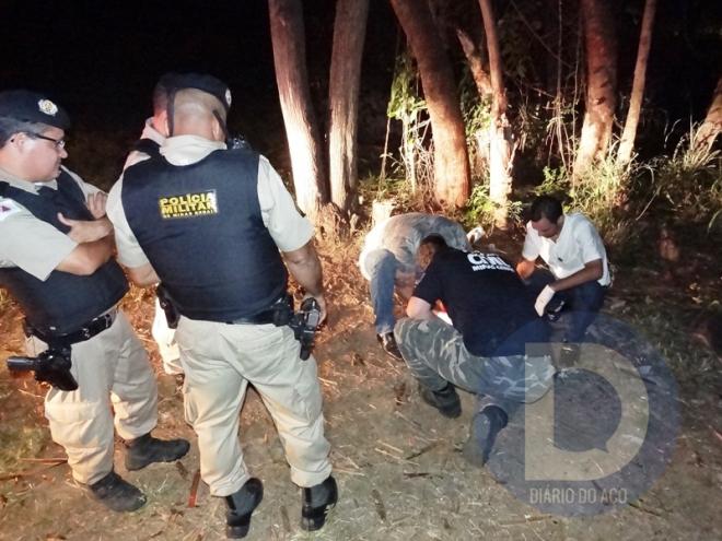 Os policiais militares e a perícia da Polícia Civil buscaram pistas da identidade da vítima
