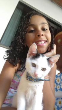 Laura Tavares Martins não esconde a alegria de ter um amigo quatro patas 
