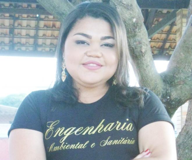 A universitária Ana Paula Carvalho apresenta estudo sobre aplicação do mercúrio 