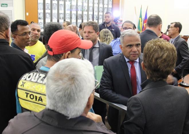 Ao término da reunião, mototaxistas conversaram informalmente com Nardyello para esclarecimento das emendas