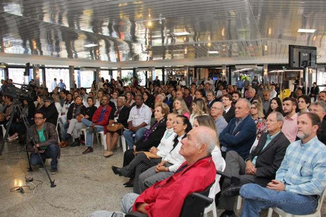 A solenidade de inauguração do Hospital José Maria Morais reuniu dezenas de pessoas no clube Casa de Campo