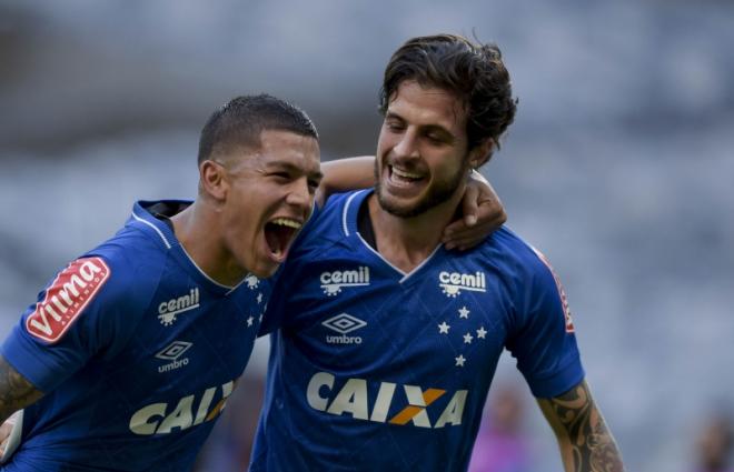 Lucas Romero e Hudson comemoram após o segundo gol
