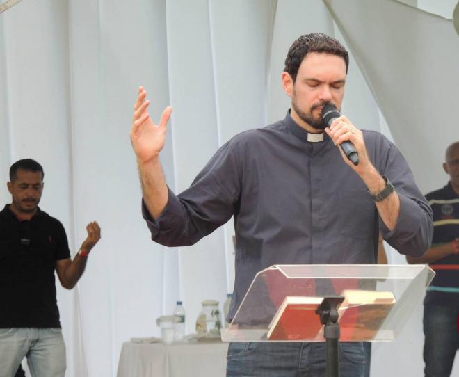 O padre Adriano Zandoná, missionário na Comunidade Canção Nova