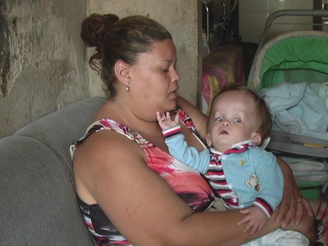 Regiane Cristina dos Santos e seu filho, Paulo Ricardo, que nasceu com hidrocefalia    