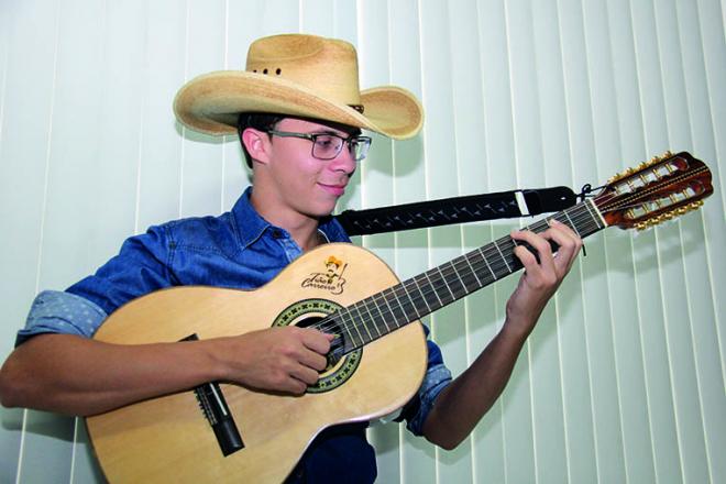 O violeiro e compositor Hyuri Luna e seu instrumento