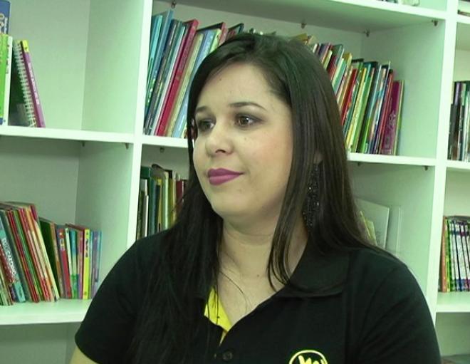 Carla Sélos explica sobre o projeto durante entrevista 