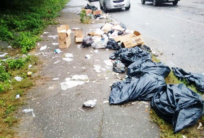 Resíduos obstruem pista de caminhada e causam outros transtornos aos moradores