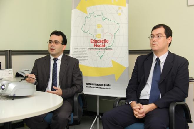 Cristiano Chaves (esquerda) e o Edgar Zambrana explicam os benefícios aos contribuintes inadimplentes