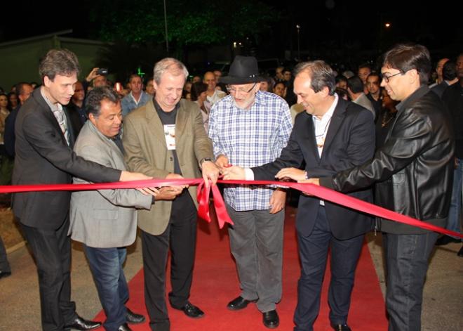 A abertura da Expo Usipa 2017 teve momento simbólico de descerramento da faixa através do presidente da Usiminas, Sérgio Leite, prefeito Sebastião Quintão e outras autoridades 