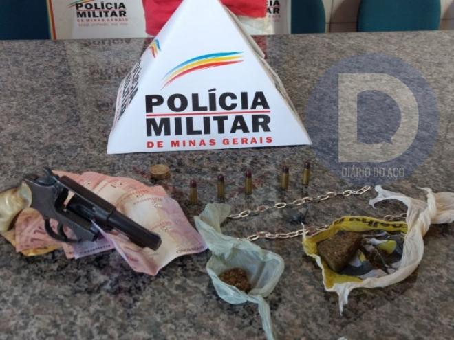 A arma e porções de drogas foram apreendidas durante o cerco policial