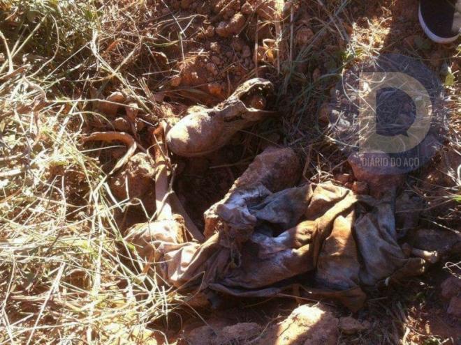 Os restos mortais de um homem e de uma mulher estavam enterrados em uma cova rasa