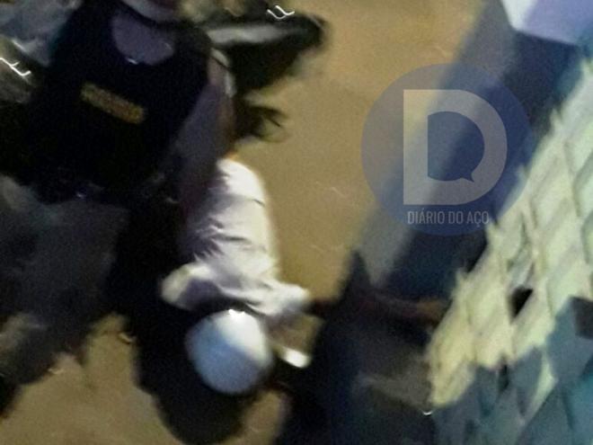 O motociclista morreu após bater contra a parede desta residência