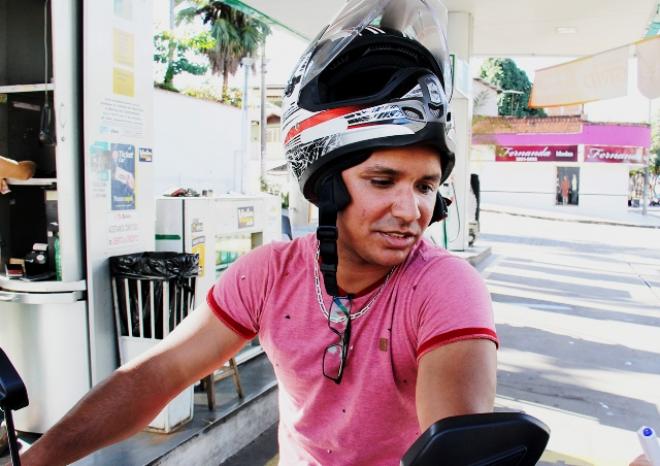 Mesmo de moto, Charles afirma que já começou a economizar combustível 