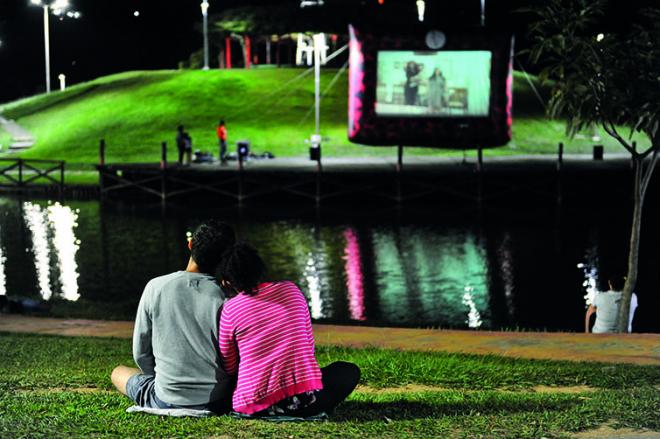 Um grande telão inflável na praça é onde o filme será exibido
