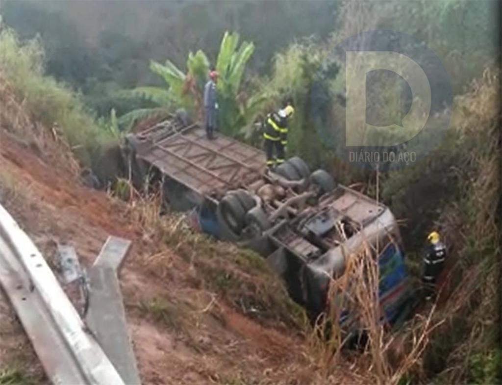 Motorista disse que tentou desviar de carreteiro fazendo ultrapassagem, foi para o acostamento e acabou no fundo do barranco 