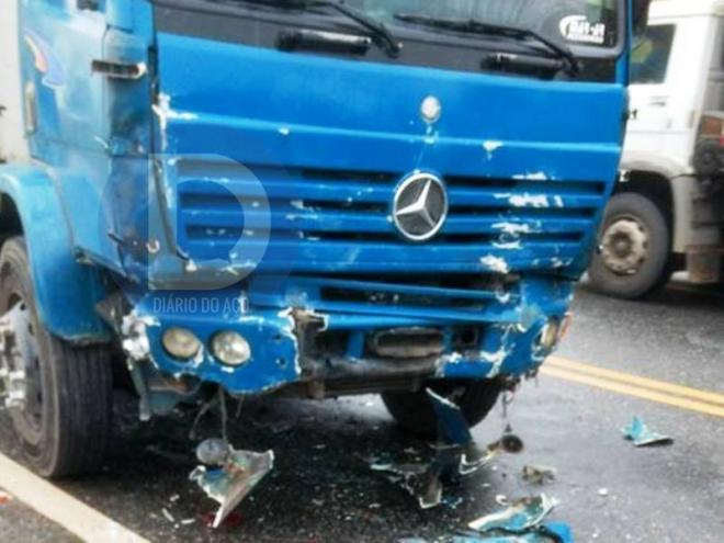 O caminhão trafegava no trecho no momento que o carro rodou na pista