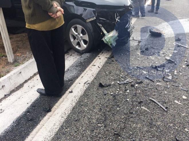 O Kia Cerato, após se envolver no acidente, ficou na margem da BR-381