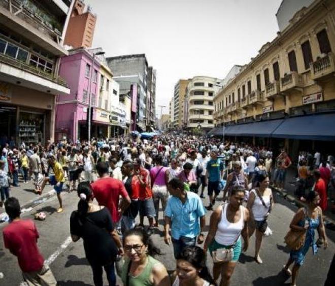 A obra sobre o Brasil do começo do século XXI é divida em nove capítulos