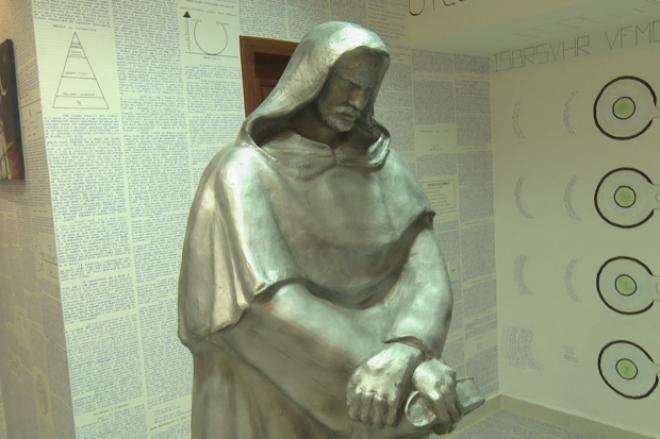 Além de mensagens nas paredes, quarto do jovem tinha uma estátua do filósofo italiano Giordano Bruno (1548-1600)