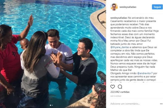 O cantor publicou em seu Instagram o momento do batismo