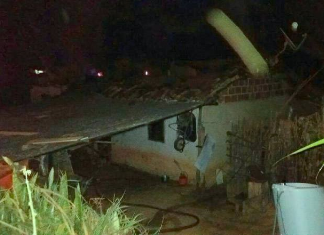 O incêndio começou no telhado da casa e alastrou rapidamente