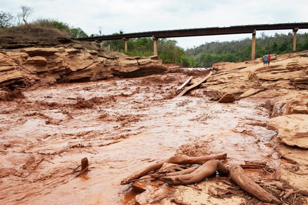 Além de destruir o distrito de Bento Rodrigues, rompimento de barragem deixou rastro de destruição no rio Doce, até a foz, no oceano Atlântico