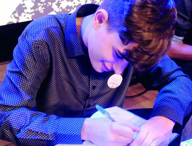 Pedro Henrique Castro autografa o livro no teatro Sesiminas