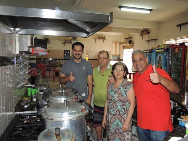 Nardyello com Carlinhos, a esposa Geralda e o filho Cleider