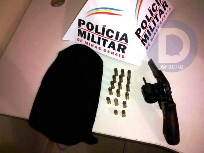 O revólver calibre 38 e a munição recolhidos no Cachoeira do Vale