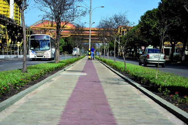 Trecho de pista para pedestres na área da Usiminas